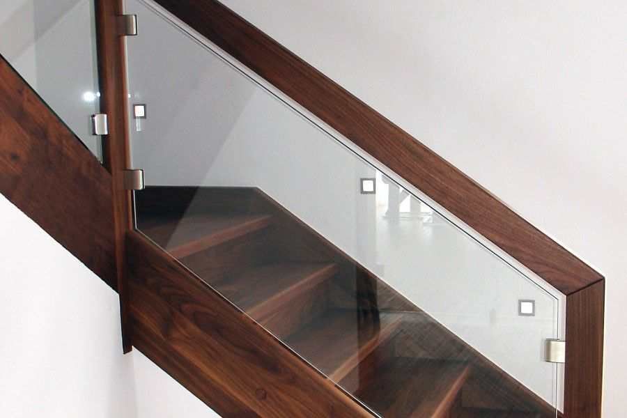 HB Holzbau Breymaier GmbH – Treppengeländer aus Holz mit verglastem Geländer