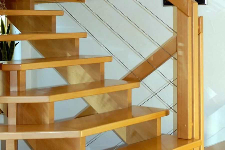 HB Holzbau Breymaier GmbH – moderne Holztreppe mit dünnen Stahlelementen