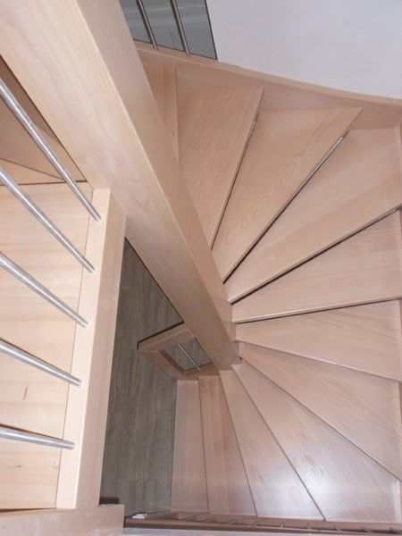 HB Holzbau Breymaier GmbH – Blick von oben auf Wendeltreppe