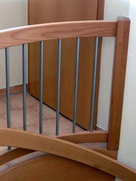 HB Holzbau Breymaier GmbH – Treppengeländer aus grauen Stahlstreben