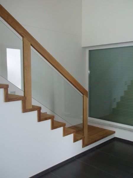 HB Holzbau Breymaier GmbH – Treppe aus Holz mit Glasscheiben