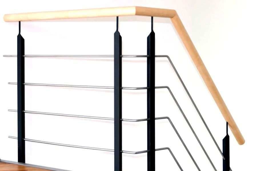 HB Holzbau Breymaier GmbH – minimalistische Treppe aus Stahl mit Holzgeländer