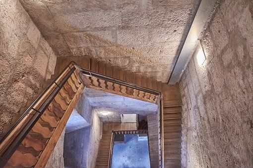 HB Holzbau Breymaier GmbH – Blick von oben auf Turmtreppe eines historischen Gebäudes