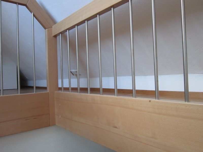 HB Holzbau Breymaier GmbH – Dachgeschoss mit installiertem Fallschutz aus Holz und Stahlstreben