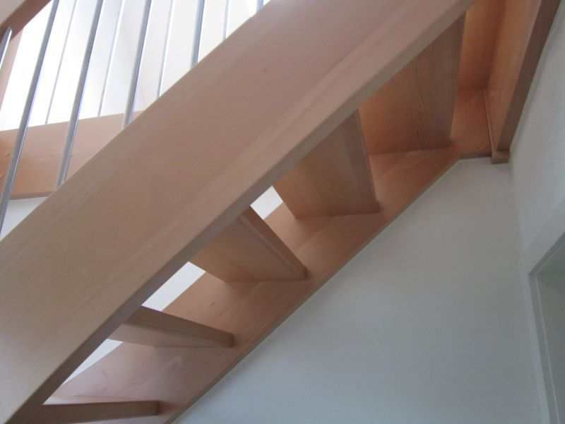 HB Holzbau Breymaier GmbH – Blick von unten auf eine Holztreppe
