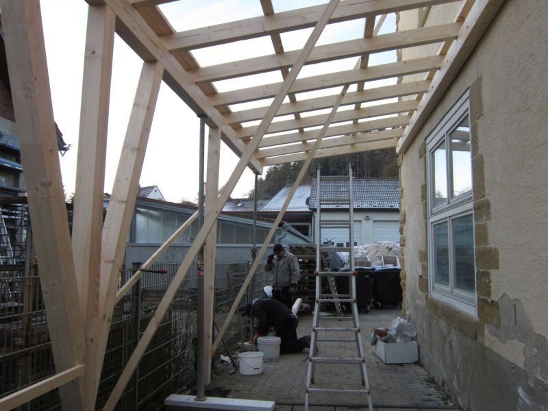 HB Holzbau Breymaier GmbH – Arbeiter bei der Installation eines Gebäudeanbaus aus Holz