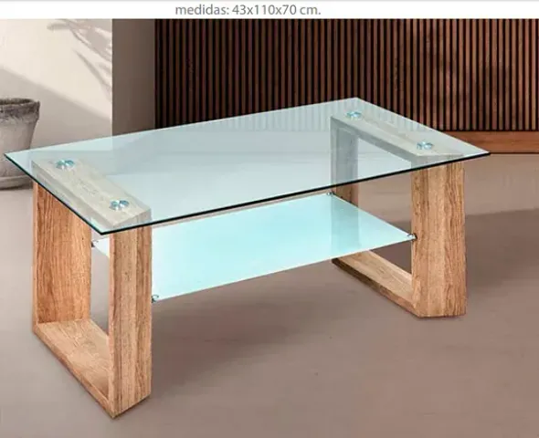 Una mesa de café de vidrio con patas de madera está colocada sobre una alfombra en una sala de estar.