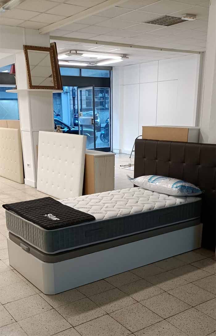 Un colchón está colocado encima de una cama en una habitación.