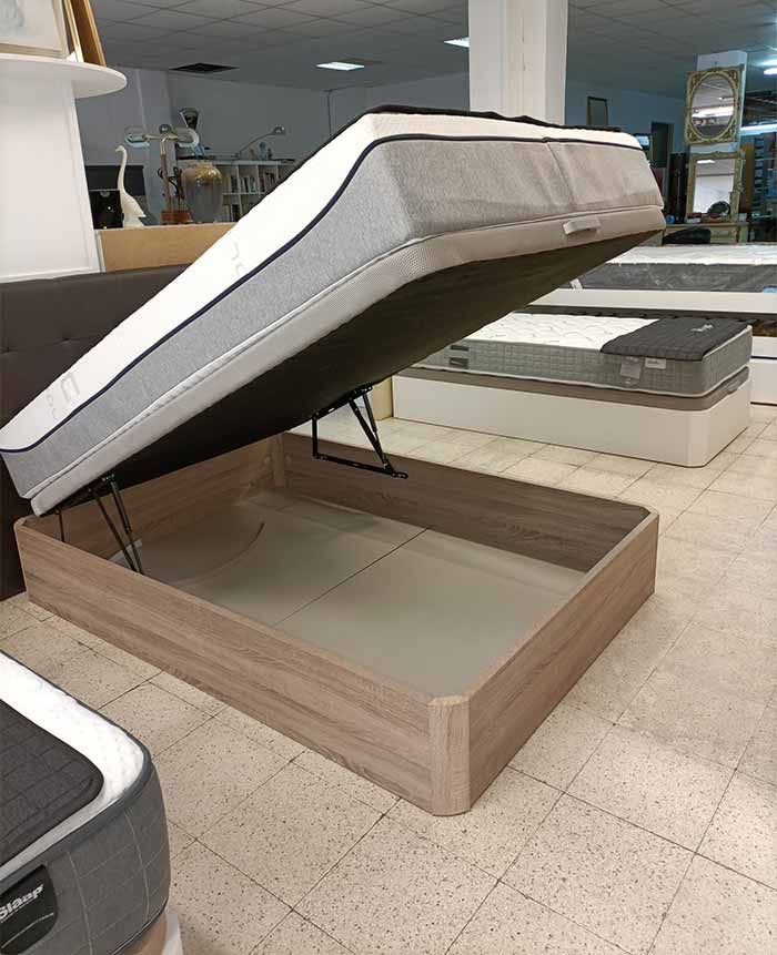 Una cama con la tapa abierta en una tienda.