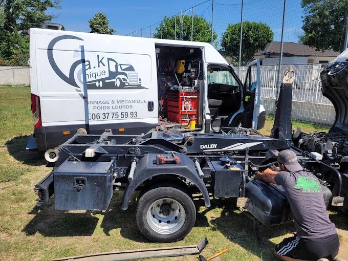 Dirigeant qui intervient sur la réparation d'un camion