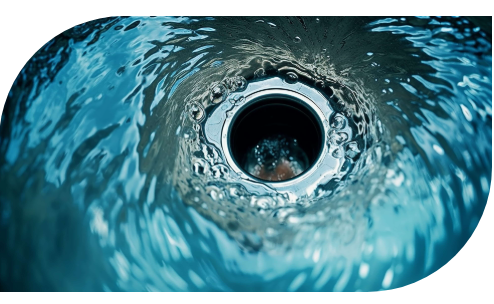 Un primer plano de un desagüe de fregadero con agua saliendo de él.