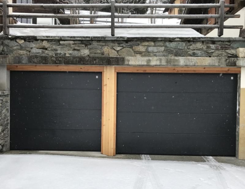 Une porte de garage noire.