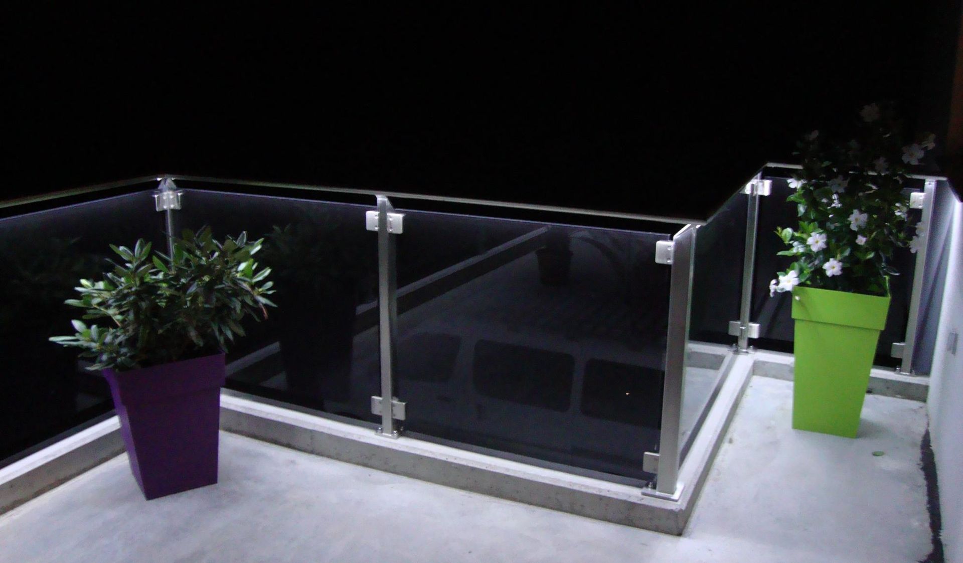 Un balcon avec une balustrade en verre.