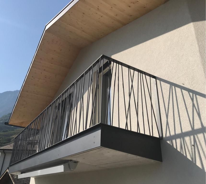 Un balcon avec une balustrade en fer forgé