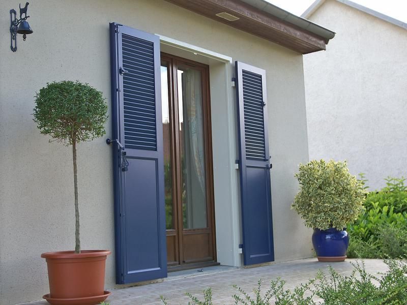 Une maison aux volets bleus