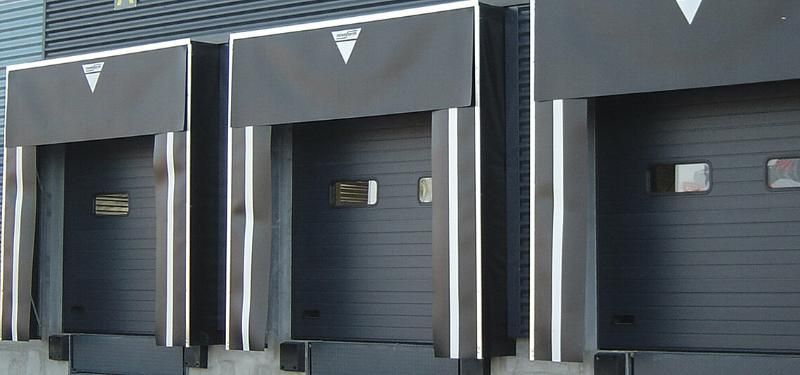 Une rangée de portes de garage.