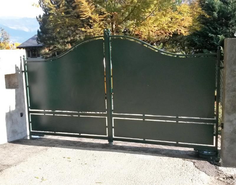 Un portail vert à battant