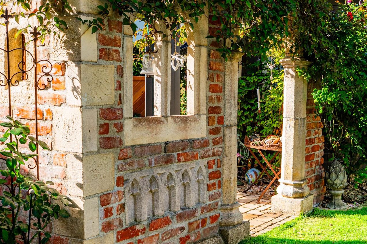 Verwildertes romantisches Gebäude mit Efeu und Blumen 
