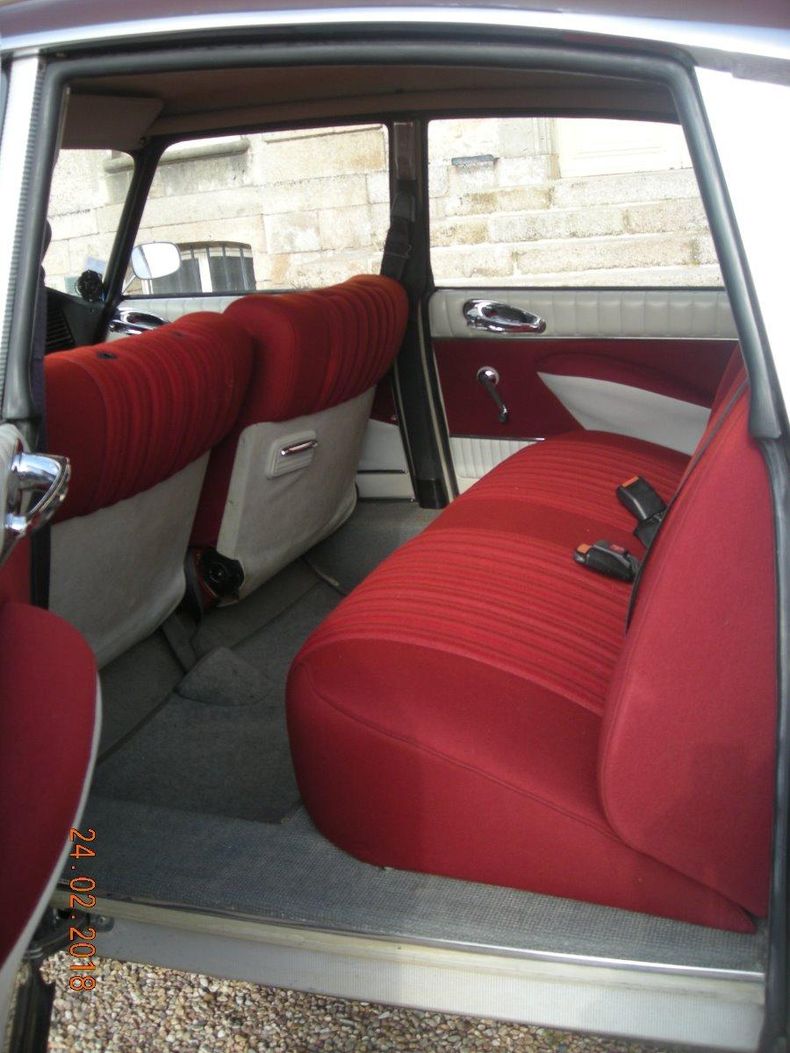 Voiture élégante, spacieuse et confortable