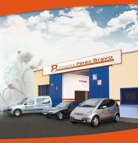 Tres coches aparcados frente al taller de reparación de automóviles Talleres Pérez Bravo con un mural de un mecánico pintando con aerosol.