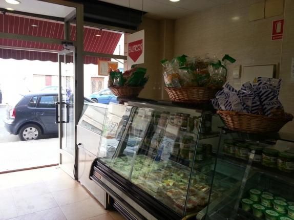 Una vitrina en una tienda con un cartel que dice no estacionar