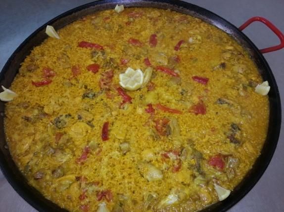 Una olla de comida con arroz y verduras en una mesa.