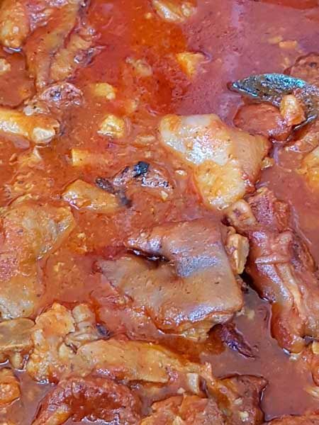 Un primer plano de un guiso con carne y verduras en una olla.