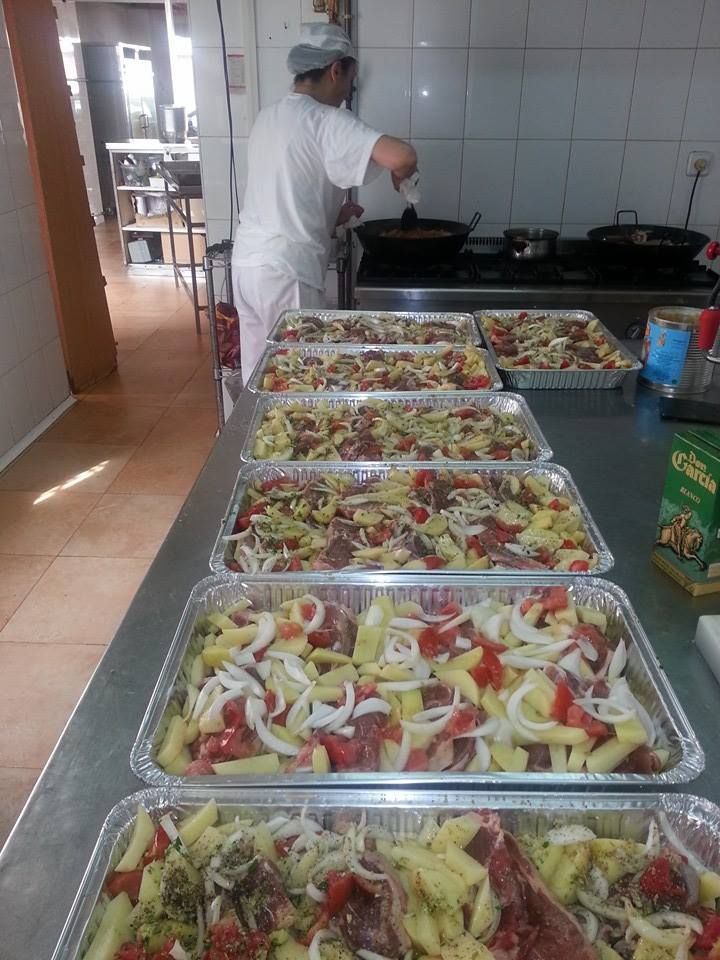 Un chef está preparando una comida en una cocina.