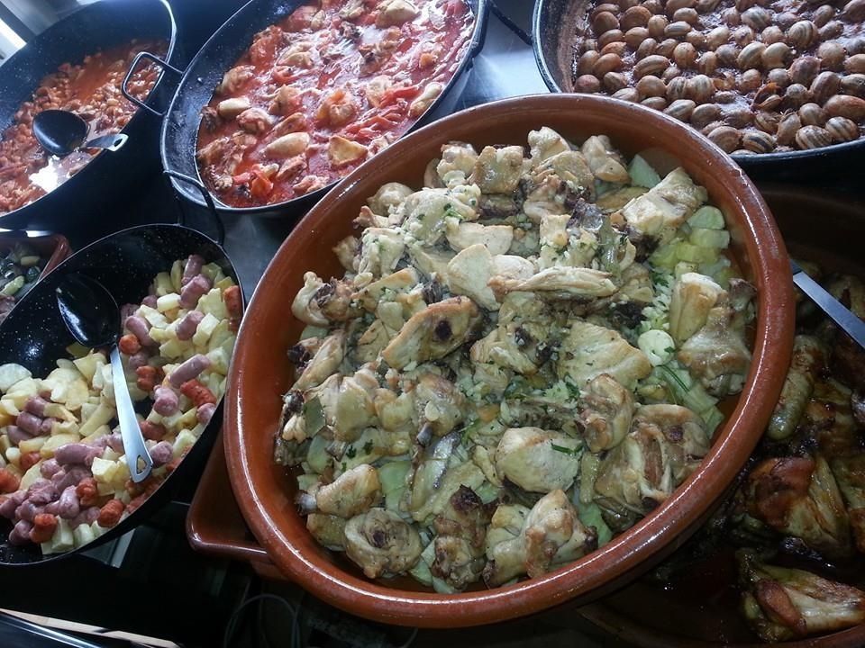 Una mesa cubierta con cuencos de comida que incluían patatas y frijoles