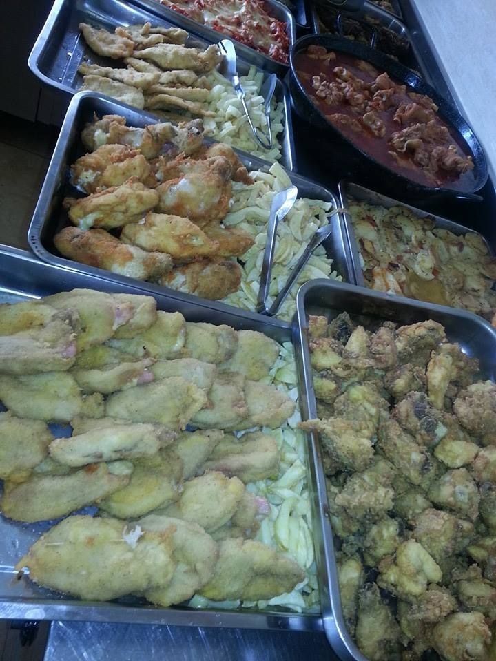 Varias bandejas de comida están alineadas en una mesa