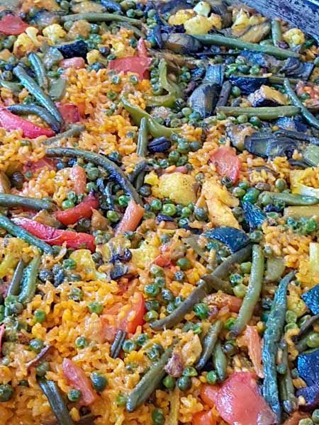 Un primer plano de una sartén con arroz y verduras.