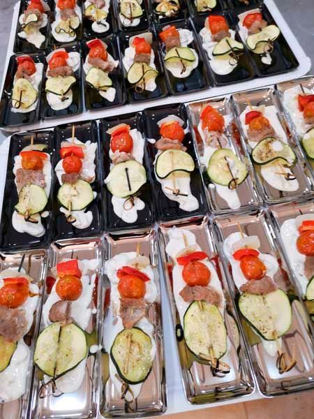 Un montón de platos de comida con verduras encima.