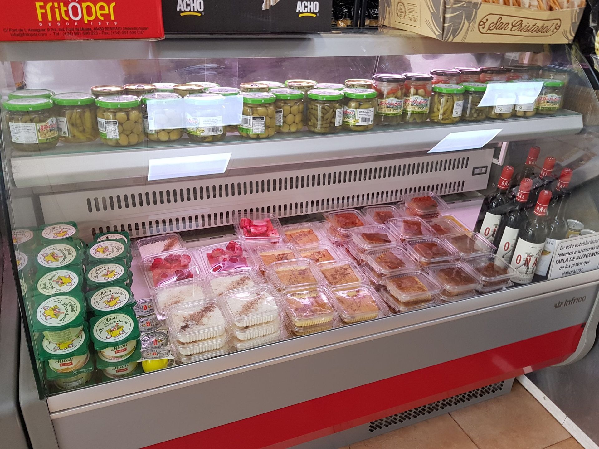 Un frigorífico lleno de comida y botellas de vino.