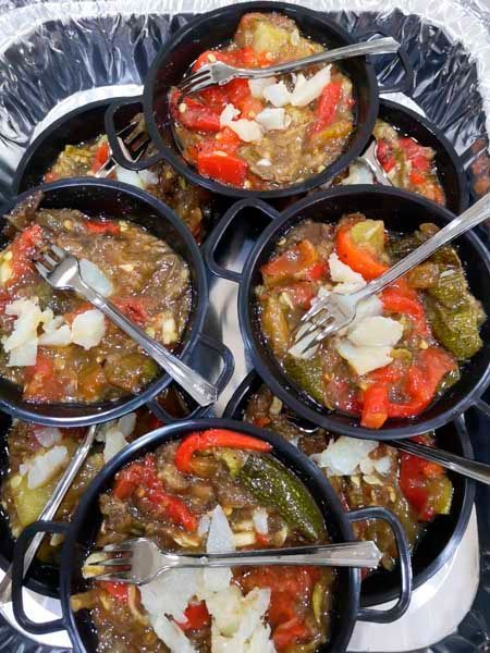 Un montón de tazones de comida con tenedores en ellos