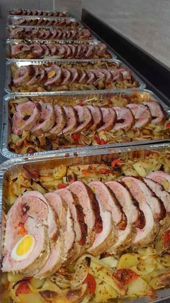 Una bandeja de comida con carne y patatas sobre una mesa.