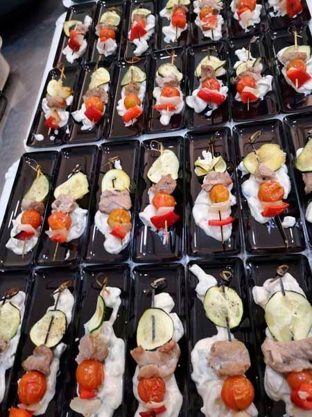 Un montón de platos de comida están sobre una mesa.