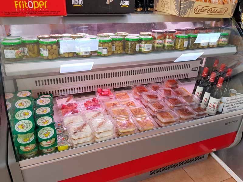 Un frigorífico lleno de comida y botellas de vino.