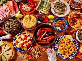 Hay muchos tipos diferentes de comida en la mesa.