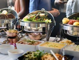 Hay muchos tipos diferentes de comida en la mesa.