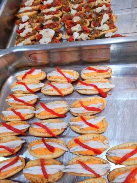 Una bandeja de comida con muchos tipos diferentes de comida en ella.