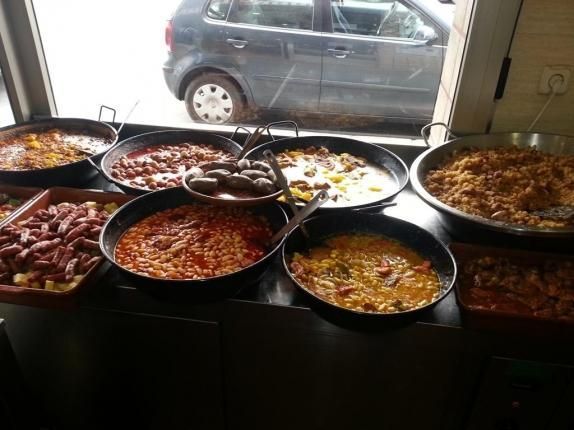 Una variedad de alimentos está en una mesa frente a una ventana.