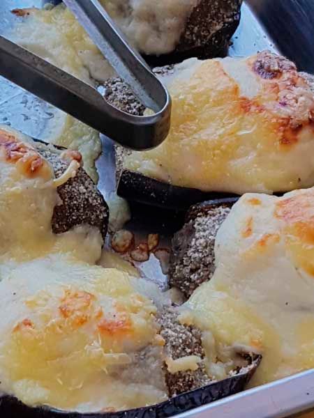 Un primer plano de una bandeja de comida con queso y pinzas.