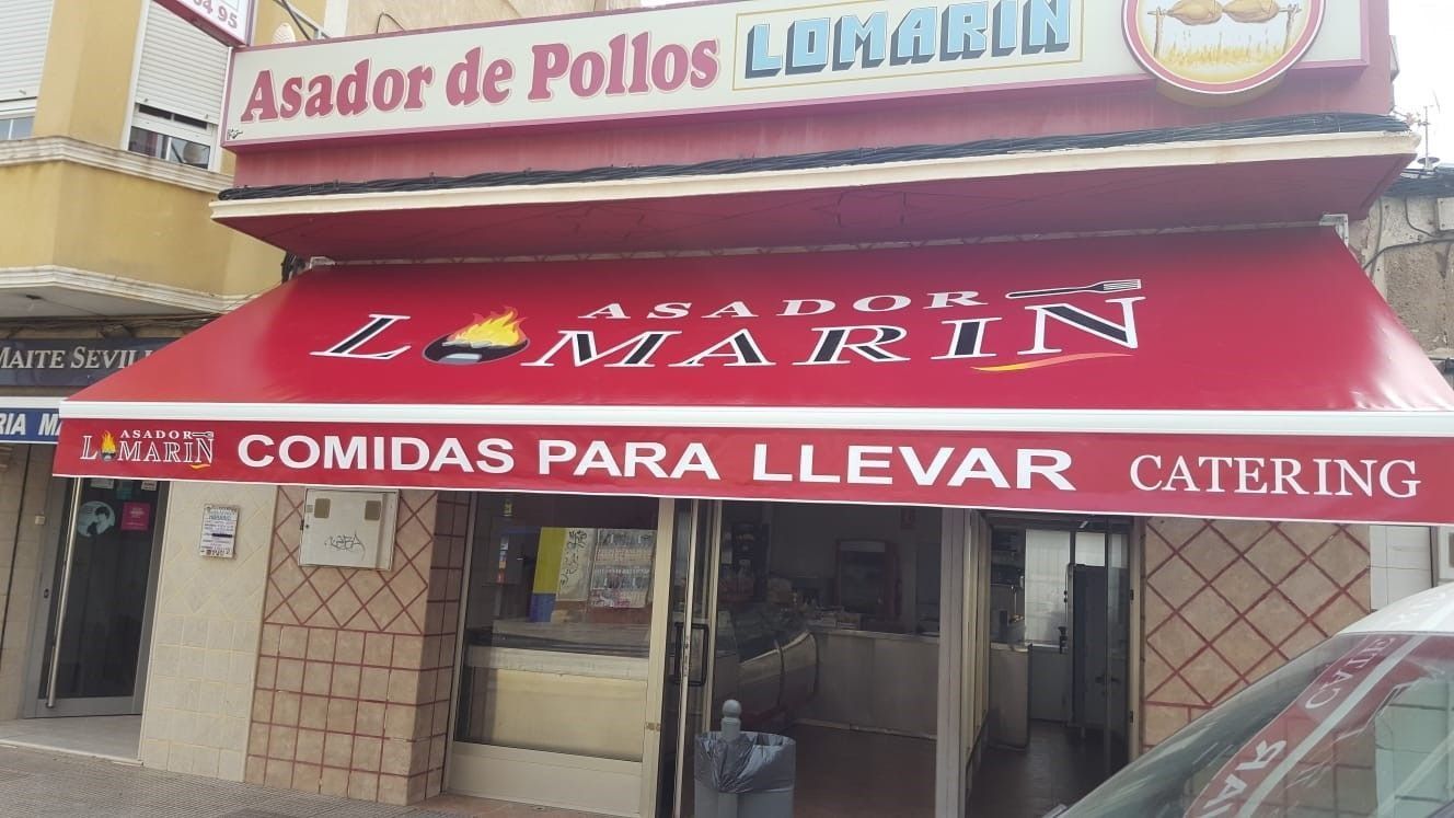 Un restaurante con un toldo rojo que dice comidas para llevar catering