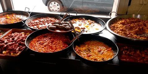 Una mesa cubierta con muchos tipos diferentes de comida.