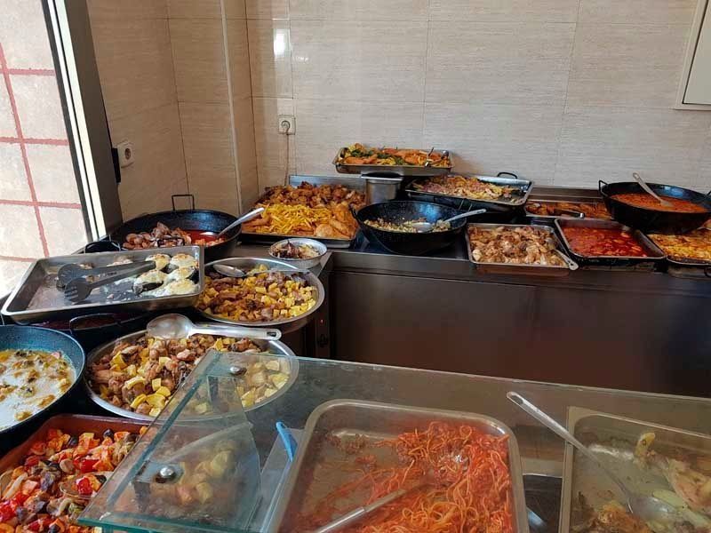 Hay muchos tipos diferentes de comida en el mostrador de este restaurante.