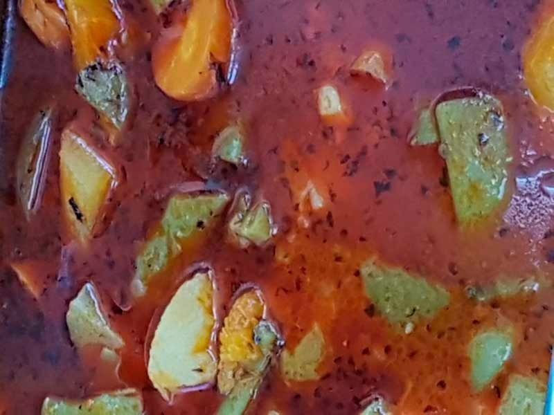 Un primer plano de una cazuela llena de verduras y salsa.