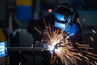 Hitsaaja tekee hitsaustöitä