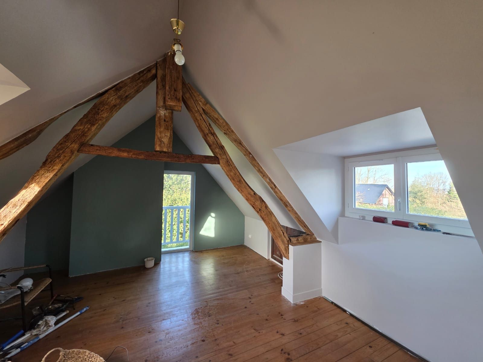 Rénovation de la pièce : un côté en béton brut, l’autre côté avec lambris, carrelage gris et revêtement de sol.