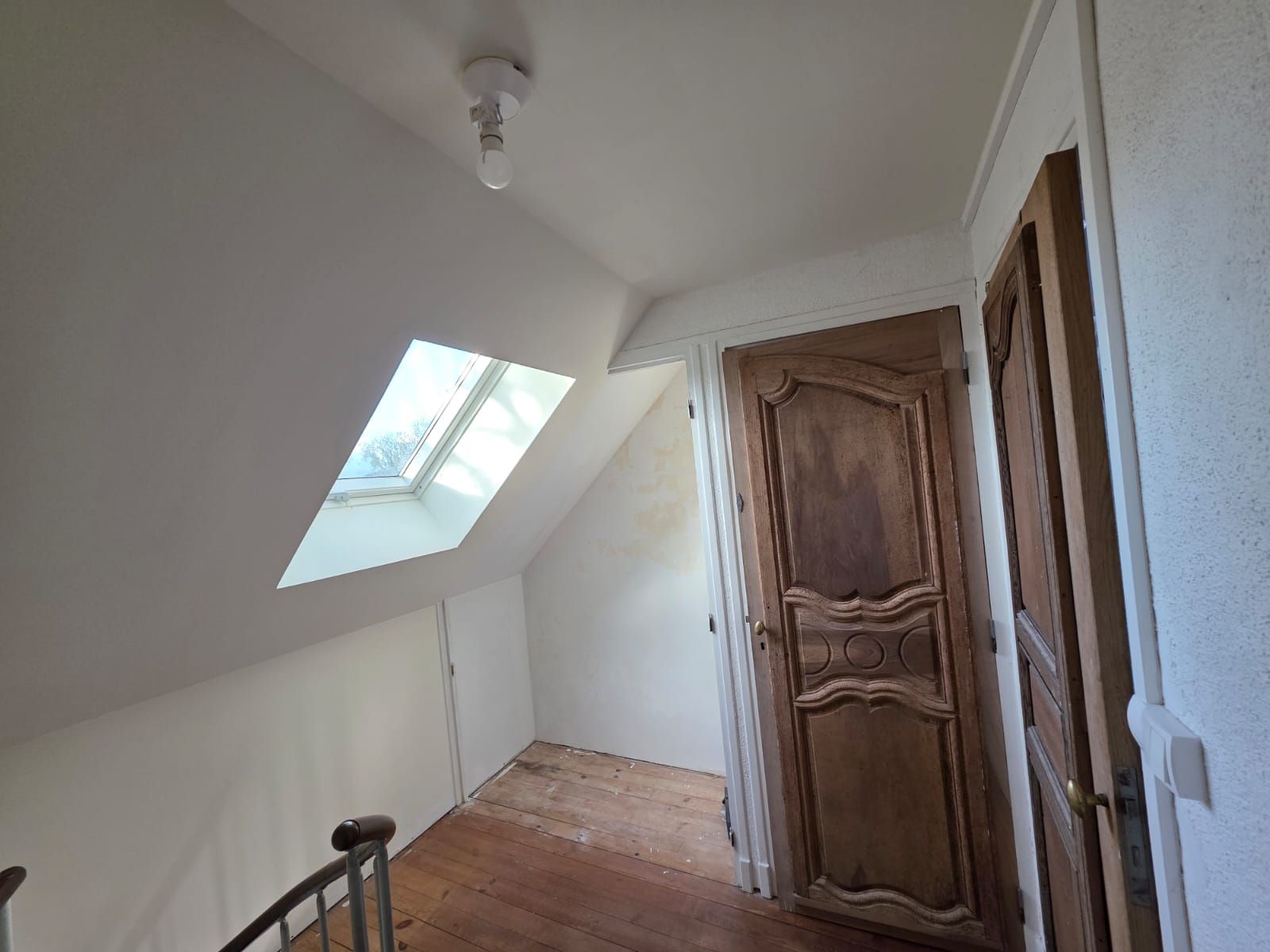 Une personne assemble un cadre de fenêtre en usine. Ses mains tiennent et ajustent le cadre en aluminium.