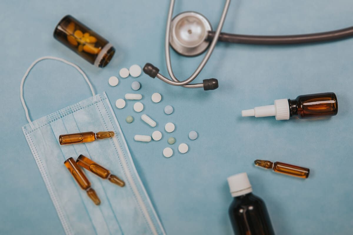 Botella de ginebra J. Rose London Dry. 